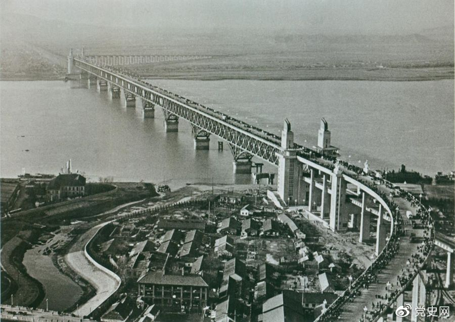 1968年12月29日， 南京長江大橋全面建成通車。這是當(dāng)時中國自行設(shè)計建造的最大的鐵路、公路兩用橋。