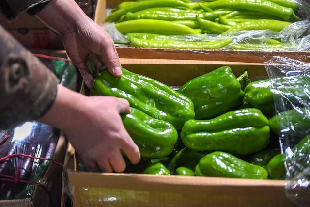 3月15日,商户在吉林市东北亚农产品批发市场销售蔬菜(无人机照片).