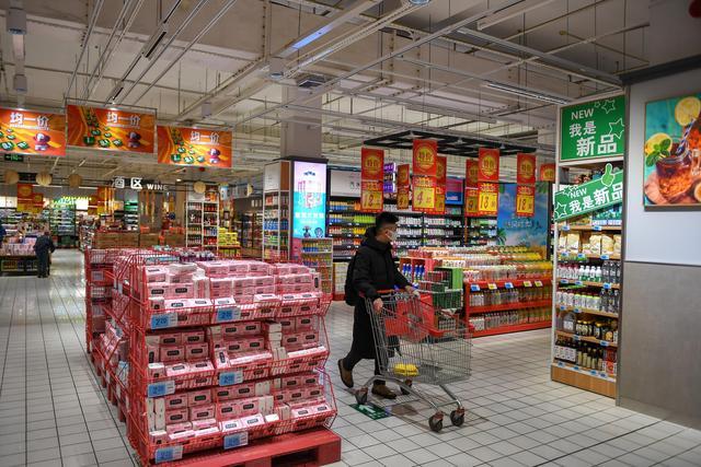 3月15日,商户在吉林市东北亚农产品批发市场销售蔬菜(无人机照片).